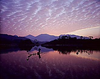 联想发布DeepSeek一体机解决方案 支持千亿参数大模型训练